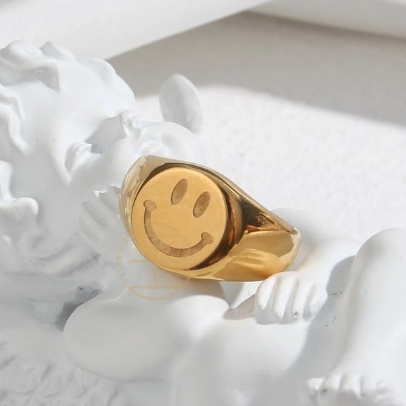 New Smile 18K Gold Happy Face Ring - Picture 3 of 7